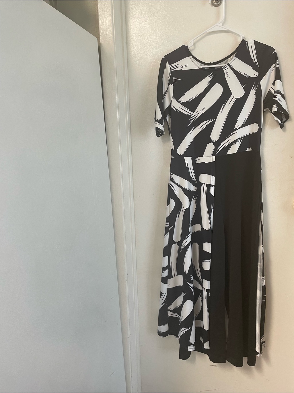 Black & White Brushstroke Midi Dress - Elegant Contrast